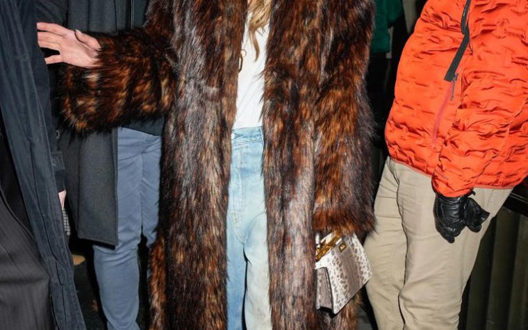 La borsa Fendi Peekaboo di Jennifer Lopez per la moda Inverno 2024